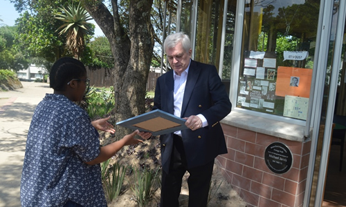 Joint SRC president Bantfubetfu Dlamini presenting Michael Jarvis with a framed picture of the Energy Hub